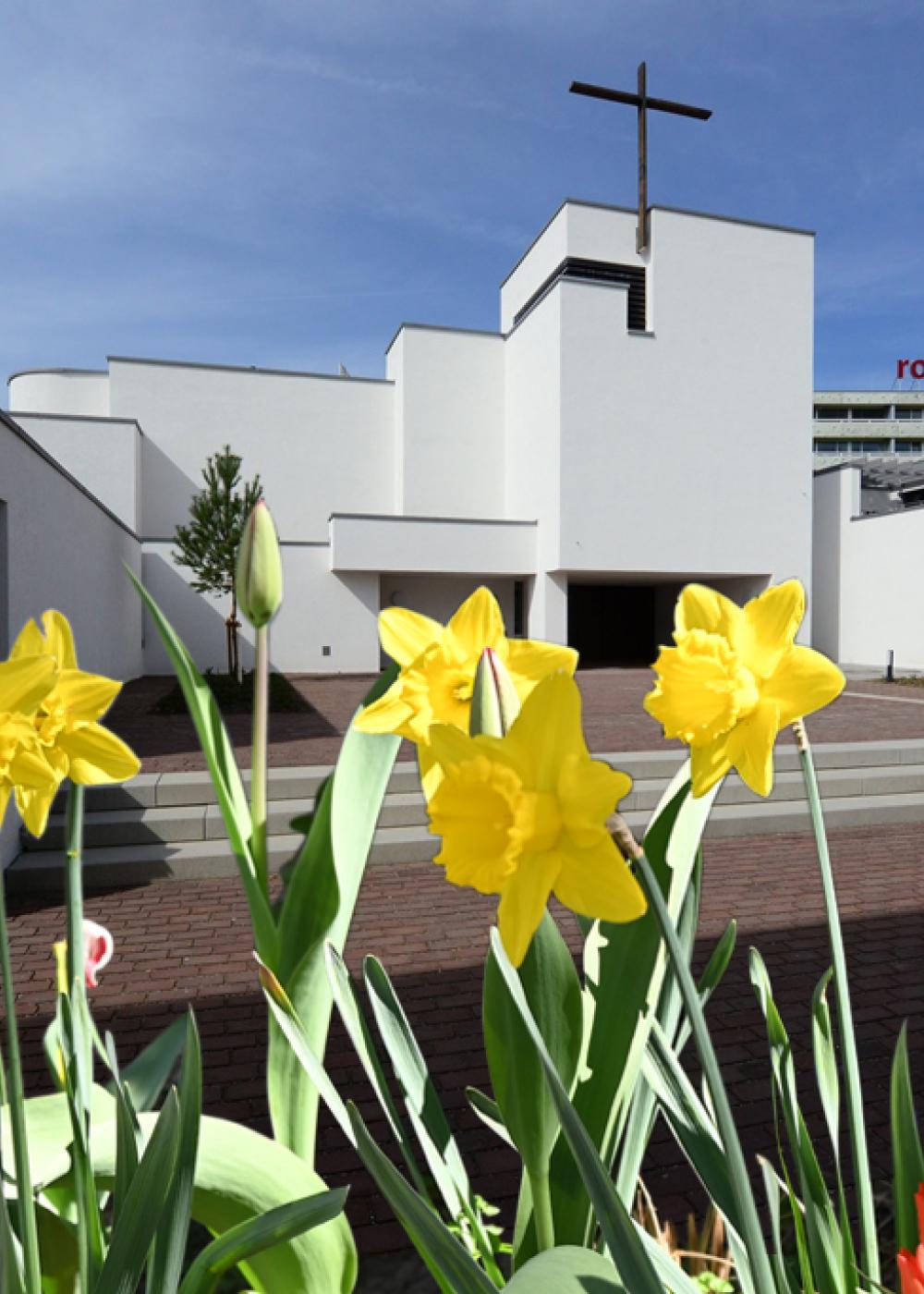 Kirche mit Blumen