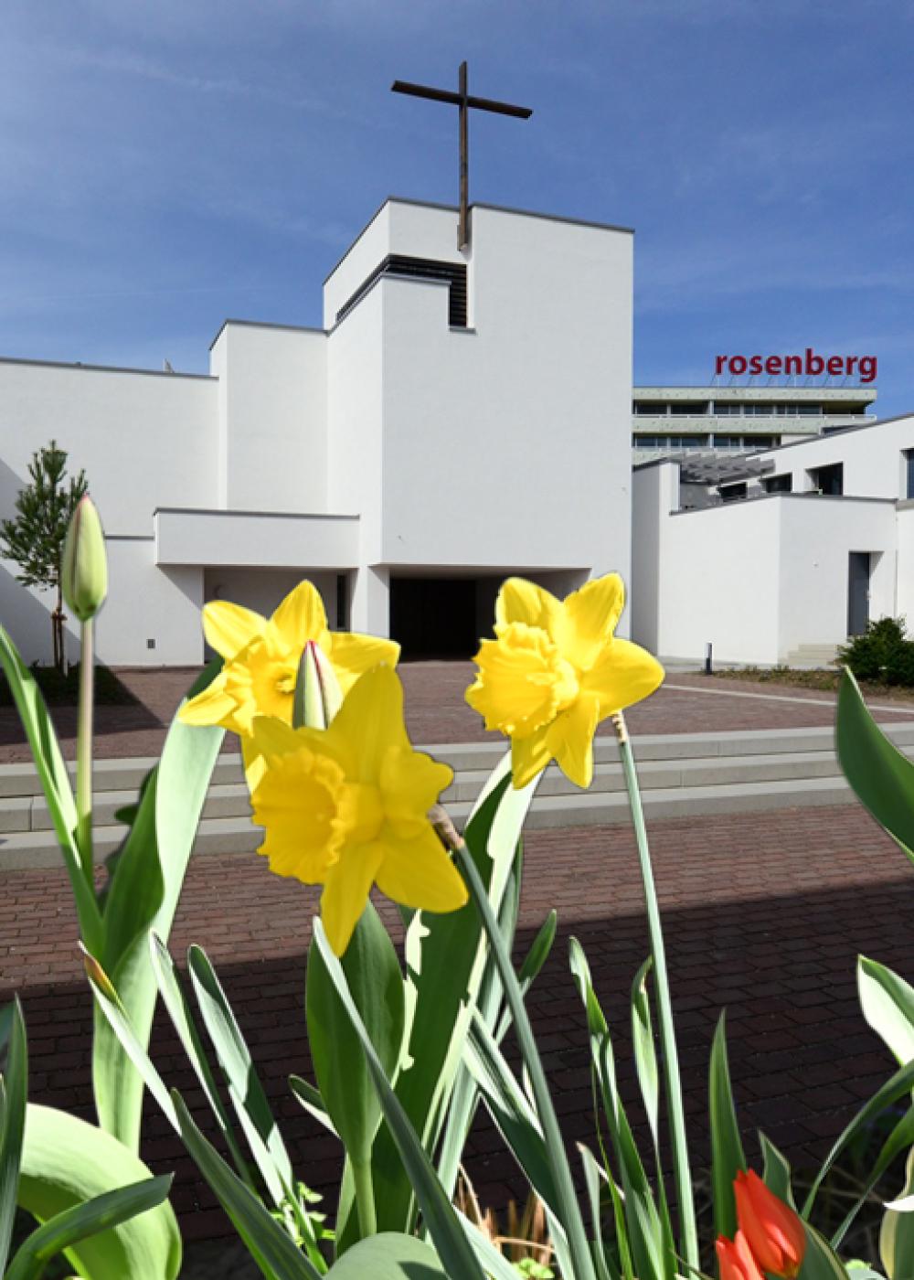 Kirche mit Blumen