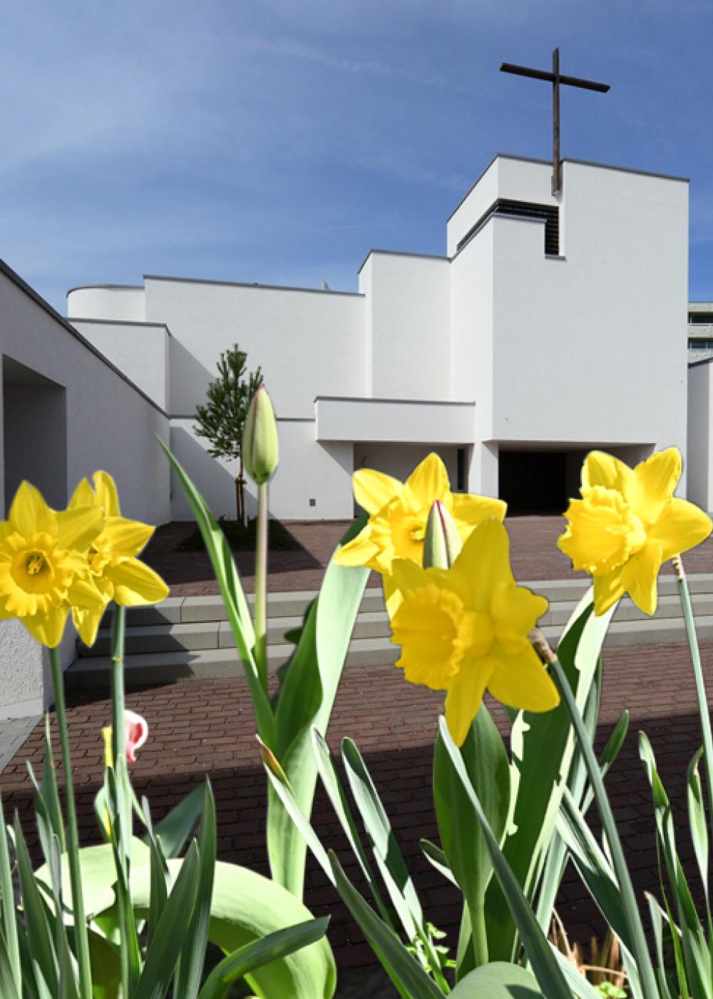 Kirche St. Ulrich mit Blumen